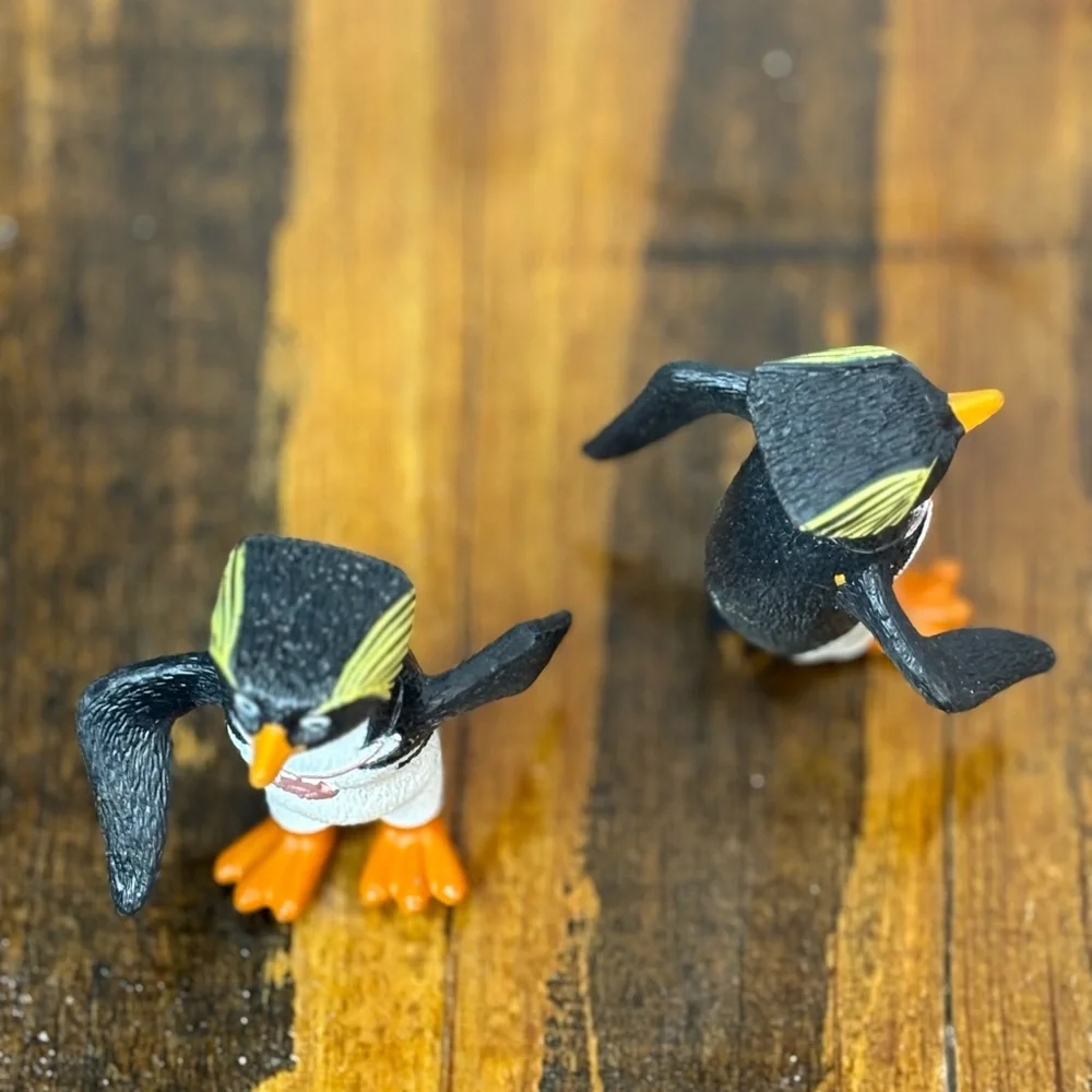 Surf’s Up Cody Maverick Penguin Figures Lot of 2 Black White Shell Necklace Toy